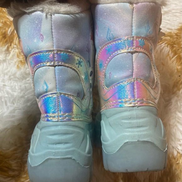 Light up Frozen/Disney fur and rubber rain boots - Picture 10 of 12